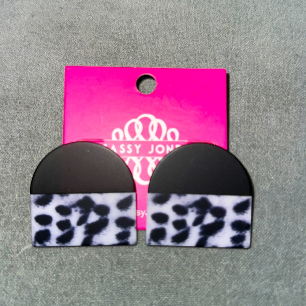 ✨ Black/Grey Leopard Earrings ✨